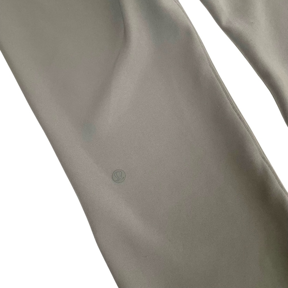 lululemon On The Fly Crop *Woven 23” Grey Sage Sz 2 - Picture 14 of 15